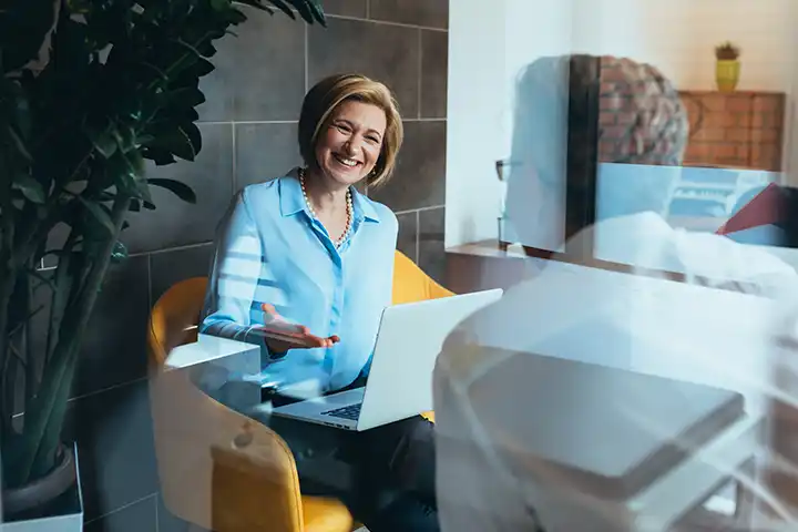Eine Beraterin bespricht Informationen persönlich mit einem Patienten.